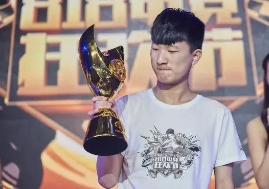 选手访谈丨江章闯：从“青涩少年”到“包”揽六冠的竞速传奇_选手访谈丨江章闯：从“青涩少年”到“包”揽六冠的竞速传奇_