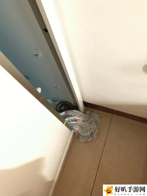 挤进毛都没长的小缝里